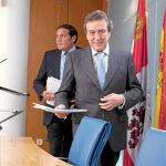 Los consejeros Antonio María Sáez Aguado y José Antonio de Santiago-Juárez, responsables de Presidencia y Sanidad en Castilla y León