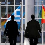 Funcionarios de la Unión Europea, ante uno de los edificios de la institución en Bruselas