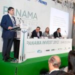 Llanos de Luna (sentada) mostró el apoyo de España a Panamá