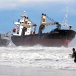 Los dos barcos estuvieron a punto de chocar, pero un remolcador lo evitó empujando al portacontenedores