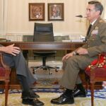 El nuevo Jefe del Estado Mayor del Ejército, el general Jaime Domínguez Buj, conversa con el ministro Pedro Morenés tras tomar posesión de su cargo