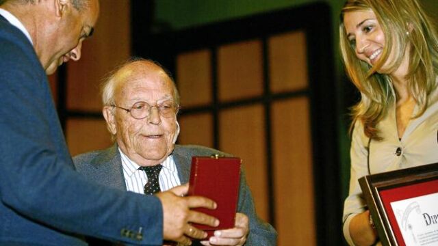 El alcalde de Ávila, Miguel Ángel García Nierto, entrega al escritor José Jiménez Lozano el título