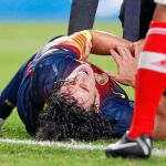 Puyol se retuerce con el brazo izquierdo desencajado después de su caída. Podría estar dos meses de baja