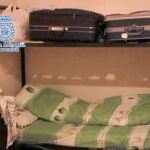 Las casas donde vivían varios de los detenidos (a la izquierda) contrastaban con el lujo en el que se movía el supuesto cabecilla de la trama, que disfrutaba de un chalet en una zona exclusiva de la capital