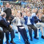 Los dirigentes populares aplauden al torero Curro Romero, que acudió al mitin del pabellón de San Pablo