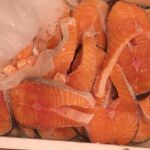 Se debe a la presencia de un contaminante, el mercurio, sobre todo en el pescado azul y pescado en conserva, y en menor cantidad, en el pescado blanco
