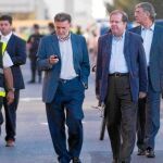 El presidente de la Junta, Juan Vicente Herrera, y el delegado del Gobierno en Castilla y León, Miguel Alejo, durante su visita al lugar en el que se produjo el último atentado de ETA en la Comunidad, en Burgos, hace dos años