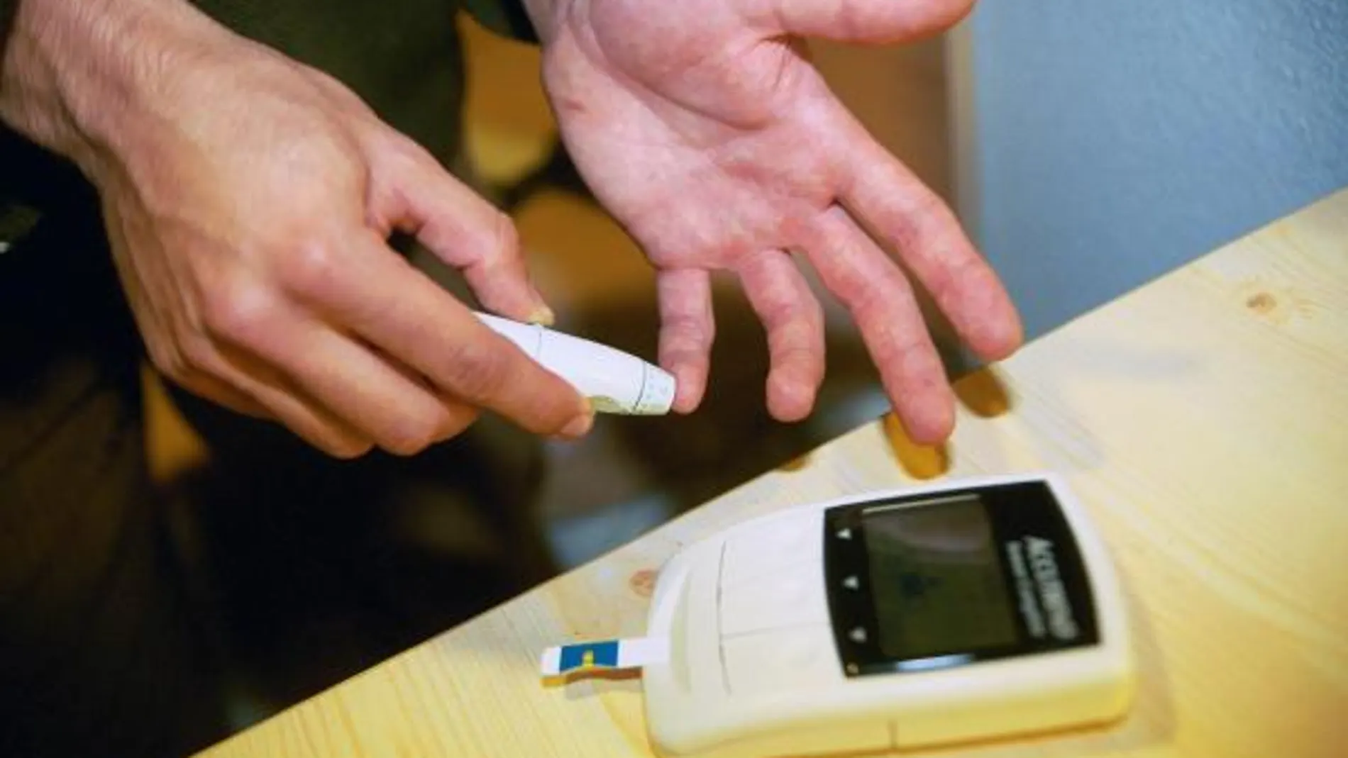 Los diabéticos tienen que controlarse los niveles de glucosa en sangre varias veces al día