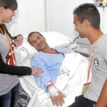 Francisco Moreno, en el centro, es el primer abuelo en haber donado un riñón a su nieto