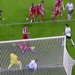 ¿Pecho o mano? Teixeira interpretó lo primero cuando vio cómo el balón pegaba en Higuaín, tirado en el césped, pero los «chés» le pidieron la pena máxima.
