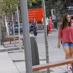 Hace un año que la calle Serrano disfruta de aceras más grandes, carril-bici y tres nuevos aparcamientos para residentes y de rotación