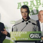 El presidente del PNV, Iñigo Urkullu (c), durante su intervención en el acto de reinauguración del batzoki Gasteiz Erdialdi de Vitoria