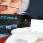 La Caixa implanta en Barcelona un sistema de pago con tarjetas sin contacto