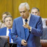 El presidente del PP-A, Javier Arenas, ayer durante la sesión de control al Gobierno en el Parlamento andaluz
