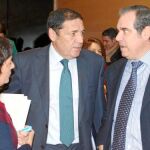 El consejero de Sanidad conversa con la socialista Mercedes Martín y el procurador popular José María Vidal