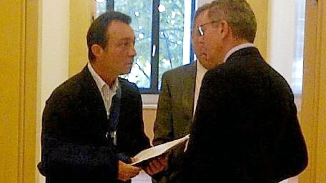 El vicealcalde de Madrid, Manuel Cobo, regresó ayer al Ayuntamiento para asistir a la reunión de la Junta de Gobierno 23 días después de su grave accidente