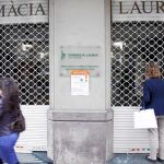 Muchos usuarios se encontraron con su farmacia habitual cerrada. Tan sólo 371 dispensarios, todos de guardia, abrieron para ofrecer los servicios mínimos. Salud cifró en un 70 por ciento el descenso en el número de ventas respecto a una jornada habitual.