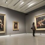 Una visitante observa la obra "Medea y San Sebastian"en la exposición "Eugène Delacroix (1798-1863)"