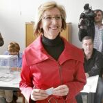 Rosa Díez, de rojo chillón, tras votar ayer por la mañana