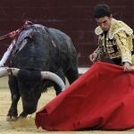 Serrano se dobla con uno de los toros de Adolfo
