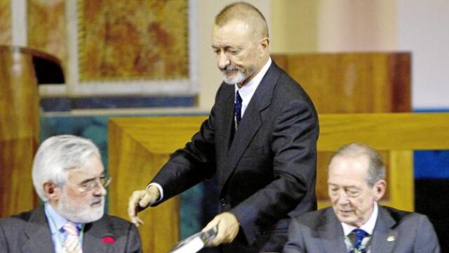 De izda. a dcha., Darío Vaillanueva, Pérez Reverte y José Manuel Blecua, ayer