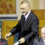 De izda. a dcha., Darío Vaillanueva, Pérez Reverte y José Manuel Blecua, ayer