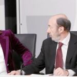 Griñán irá por Sevilla el epicentro de las luchas internas