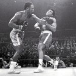 Joe Frazier derriba a Alí en su primera pelea
