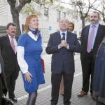 Leire Paj&iacute;n, Felipe Petriz y Juan Lerma conversan con un grupo de investigadores momentos antes de visitar el centro