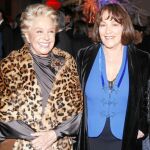 Maura junto a Lola Herrera, ayer, en el Palacio de Cibeles de Madrid