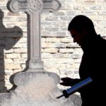 Un operario, ayer, en un cementerio de Madrid