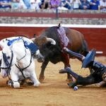 El centauro, que cortó tres orejas, cayó sobre su hombro izquierdo tras ser alcanzado «Galán»