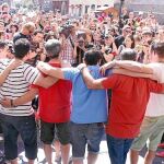 Los cinco mineros encerrados desde el pasado 4 de junio en los despachos del PSOE de la Diputación de León fueron recibidos entre aplausos por decenas de personas a su salida de la Institución Provincial