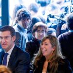 Alberto Núñez Feijóo, acompañado por la presidenta del Partido Popular en Cataluña, Alicia Sánchez-Camacho, entra en la sede madrileña del PP, ayer, para asistir a la reunión del Comité Ejecutivo Nacional tras su victoria en Galicia