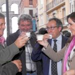 Silvia Clemente degusta en Segovia la Leche «Tierra de Sabor», junto a Julio López y Aurelio Pérez, entre otras personalidades
