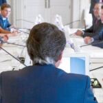 El presidente regional, Ignacio González, en su primer Consejo de Gobierno flanqueado por Salvador Victoria (dcha.) y Enrique Ossorio (izda.)