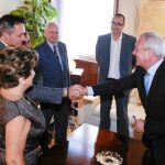 Valcárcel (derecha), ayer con la Asociación de Profesionales de RTRM