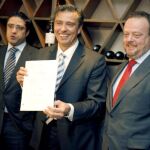 El padre del menor muestra la sentencia