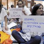 El día que Consuelo entró en urgencias, frente al Sant Pau había una concentración contra los recortes, como la de la imagen