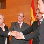 Valcárcel (centro) junto a los líderes sindicales de UGT (izq) y CC.OO. (drch), en una imagen de archivo