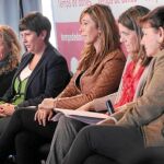 La candidata del PP, Alicia Sánchez-Camacho, acompañada de las integrantes de Temps de Dones