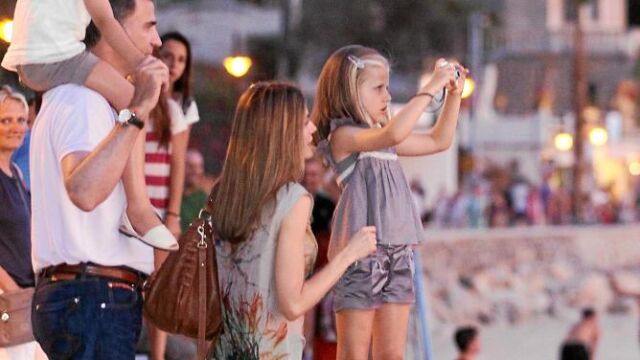 n Parece que el periodismo también atrae a la Infanta Leonor. A pesar de su corta edad, la niña le pidió la cámara a su madre para hacer varias fotos de la puesta de sol.