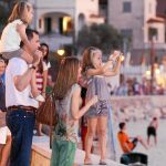 n Parece que el periodismo también atrae a la Infanta Leonor. A pesar de su corta edad, la niña le pidió la cámara a su madre para hacer varias fotos de la puesta de sol.