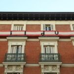 Un balcón frente al Ministerio del Interior lucía ayer una bandera de España con el lema «Bildu ez» («Bildu no»)