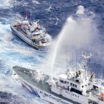 Un barco japonés ahuyenta a un pesquero taiwanés que se acercaba a las islas Diaoyu/Senkaku, en una imagen de archivo
