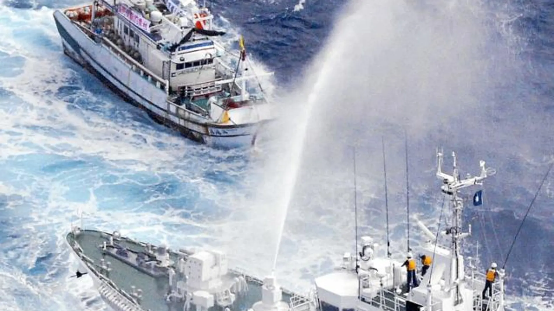 Un barco japonés ahuyenta a un pesquero taiwanés que se acercaba a las islas Diaoyu/Senkaku, en una imagen de archivo