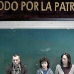 Una imagen de la película, con sus protagonistas Àlex Casanovas, Nil Cardoner y Rosa Gàmiz