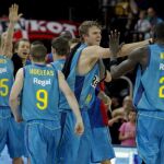 Los jugadores del Barcelona Regal celebran un punto durante la final de la octava edición de la Supercopa de Bilbao que disputan el Caja Laboral y el Barcelona Regal esta tarde en el Bilbao Arena