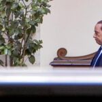Berlusconi llega al almuerzo con su sucesor, Mario Monti, para tratar el traspaso de poderes del Gabinete