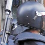 Los cascos de las dotaciones de la UIP no son nada moldeables. Diseñados para aguantar pedradas y botellazos, hay que dar un golpe muy fuerte para conseguir hundirlos